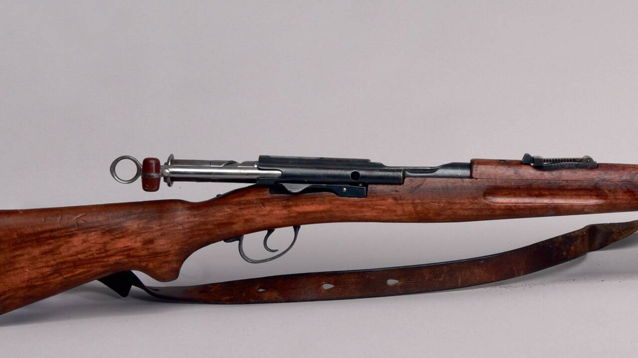 Mit diesem Karabinergewehr, wie es bis 1958 bei der Schweizer Armee verwendet wurde, feuerte ein 18-jähriger aus Neumarkt am Wallersee am 5. September 2024 in München beim NS-Dokumentationszentrum und beim nahegelegenen Israelischen Generalkonsulat am Karolinenplatz in der Maxvorstadt 9 Schüsse ab. Das Gewehr hatte er am Tag davor bei einem Flachgauer Sammler um 350 Euro + 50 Euro für das Bajonett mit 50 Schuss Munition (Kaliber 7,5 x 55 mm) gekauft, der die Waffe online angeboten hatte.  