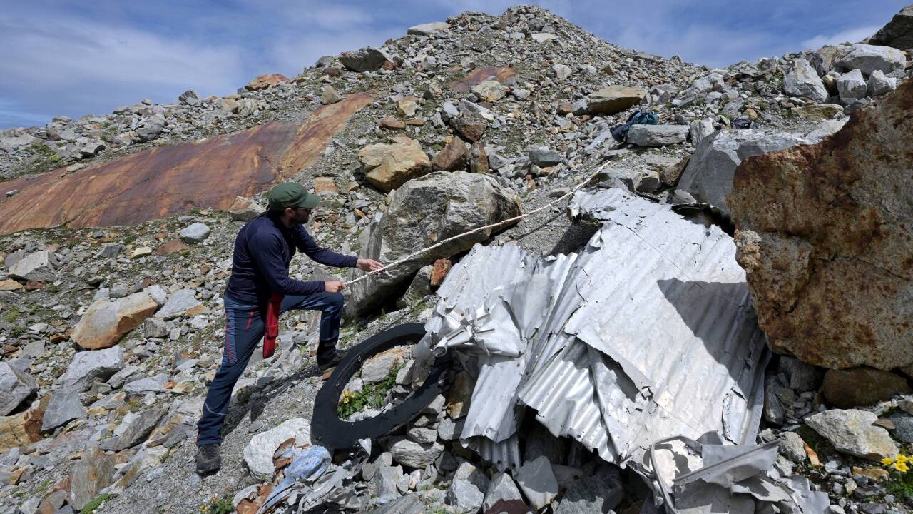 „Projekt Zukunftsbild“: Hochgebirgsarchäologe Thomas Bachnetzer bei der Dokumentation eines Wrackteils eines 1944 abgestürzten US-Bombers am 5. August 2024. Seit einigen Jahren befindet sich die Absturzstelle unterhalb der Eisgrenze.  