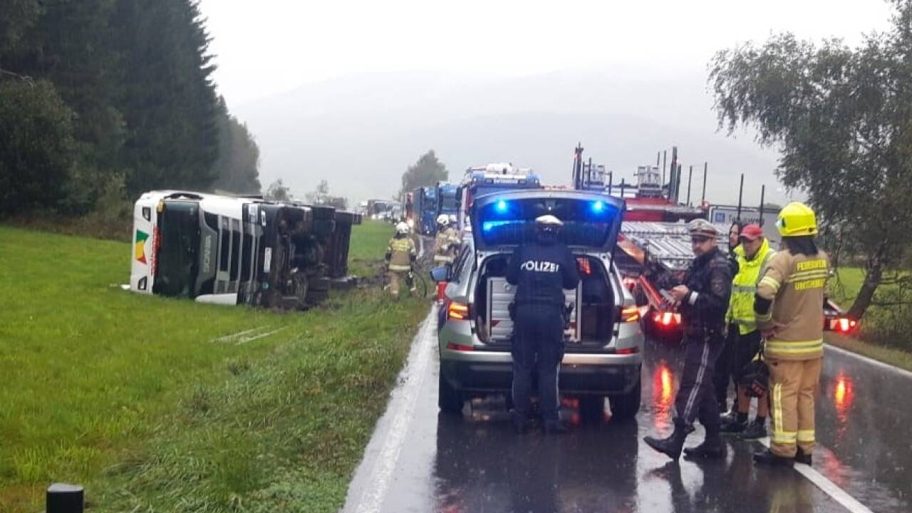 Der Sattelzug kippte auf der Fahrt in Richtung Autobahnauffahrt St. Michael um.   Der Sattelzug kippte auf der Fahrt in Richtung Autobahnauffahrt St. Michael um.
