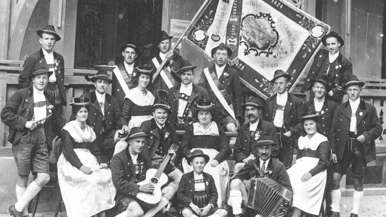 1924 wurde der Gebirgstrachtenerhaltungsverein St. Johann gegründet. 1928 (im Bild) wurde die Fahne geweiht. 1924 wurde der Gebirgstrachtenerhaltungsverein St. Johann gegründet. 1928 (im Bild) wurde die Fahne geweiht.