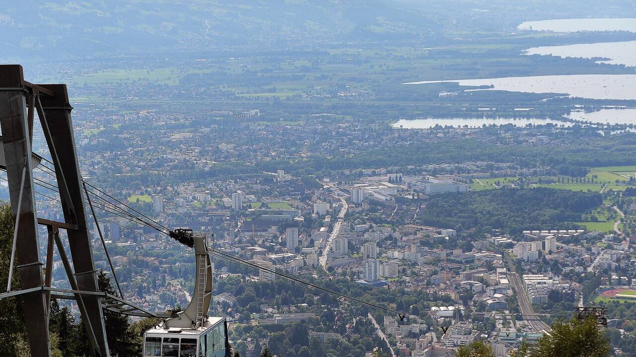 Bei der bevorstehenden Landtagswahl in Vorarlberg könnte es zu Umwälzungen kommen. Das Bild zeigt die Pfänderbahn, Bregenz mitsamt seinem Ballungsraum und den Bodensee.  Bei der bevorstehenden Landtagswahl in Vorarlberg könnte es zu Umwälzungen kommen. Das Bild zeigt die Pfänderbahn, Bregenz mitsamt seinem Ballungsraum und den Bodensee.