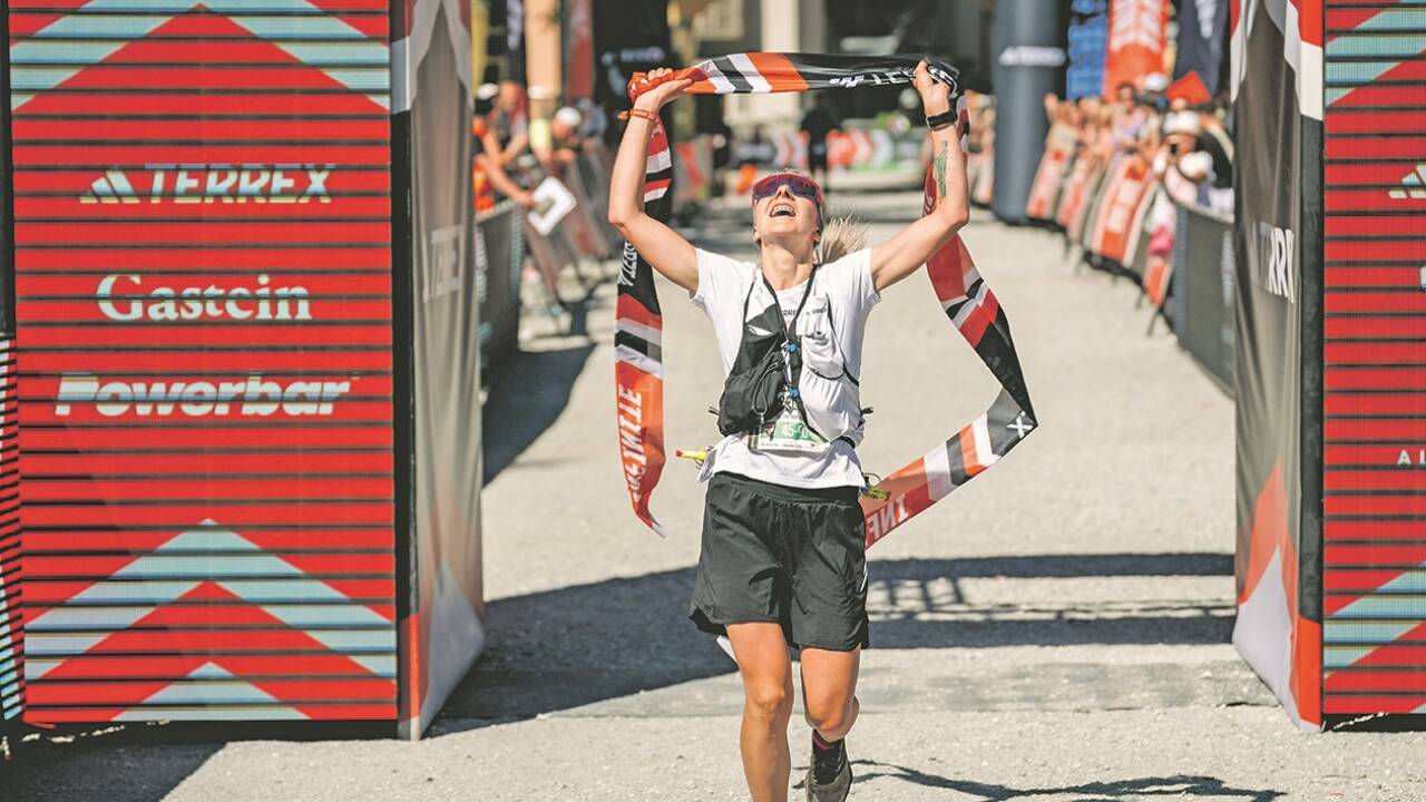 Selina Regenfelder jubelte nach ihrem Sieg im 45-Kilometer-Rennen.  Selina Regenfelder jubelte nach ihrem Sieg im 45-Kilometer-Rennen.