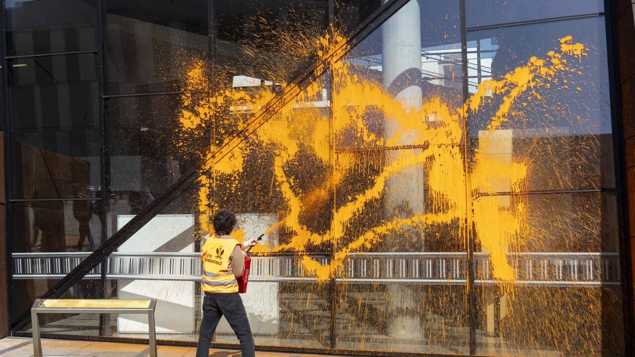 Im Bild eine Sprühaktion der Letzten Generation in diesem Frühjahr an der Fassade der Uni Wien.  