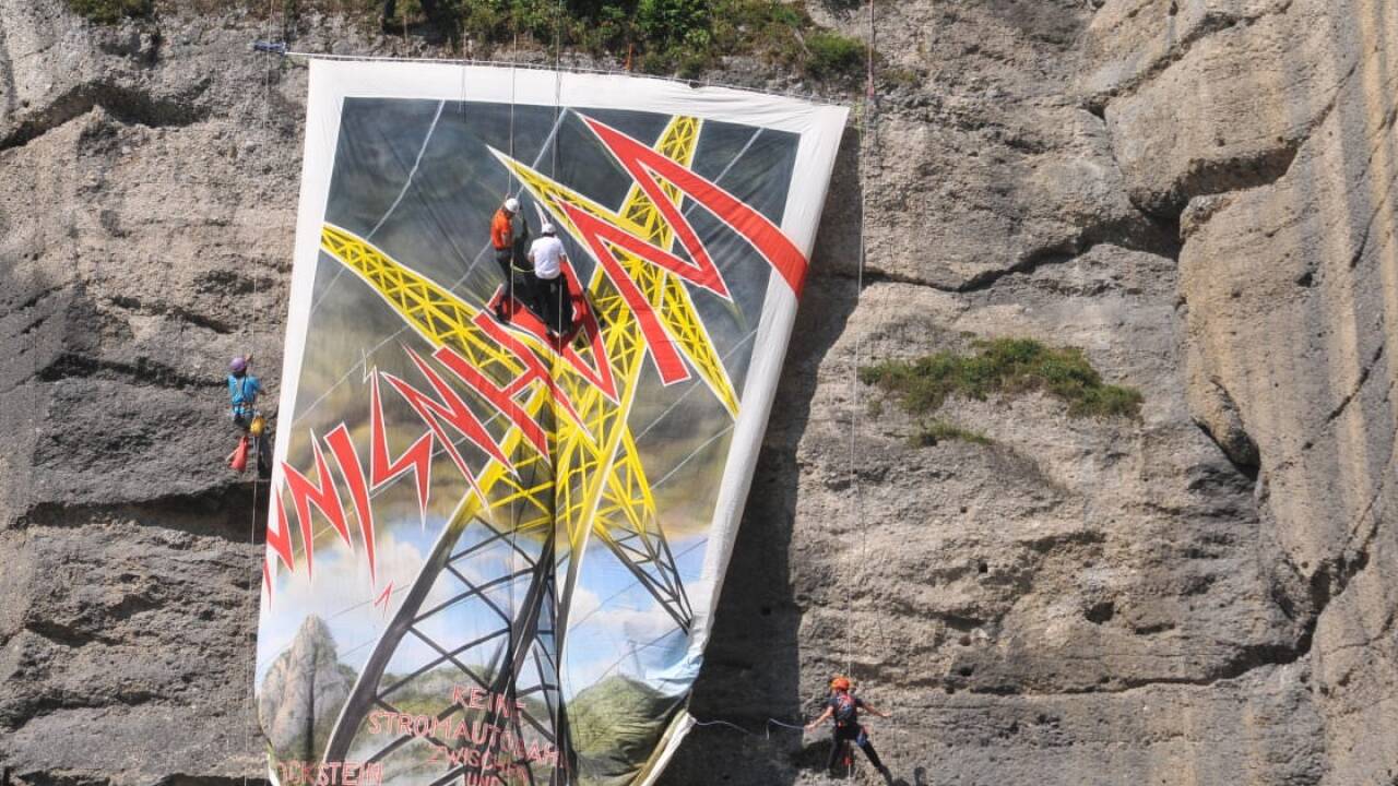 Salzburgs damaliger Bürgermeister Heinz Schaden seilt sich 2011 vom Mönchsberg ab – aus Protest gegen die 380-kV-Leitung. 