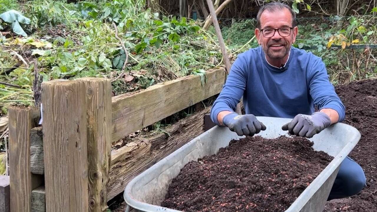 Experte mit wertvollem Humus: Karl Ploberger ist mit der Scheibtruhe unterwegs.  