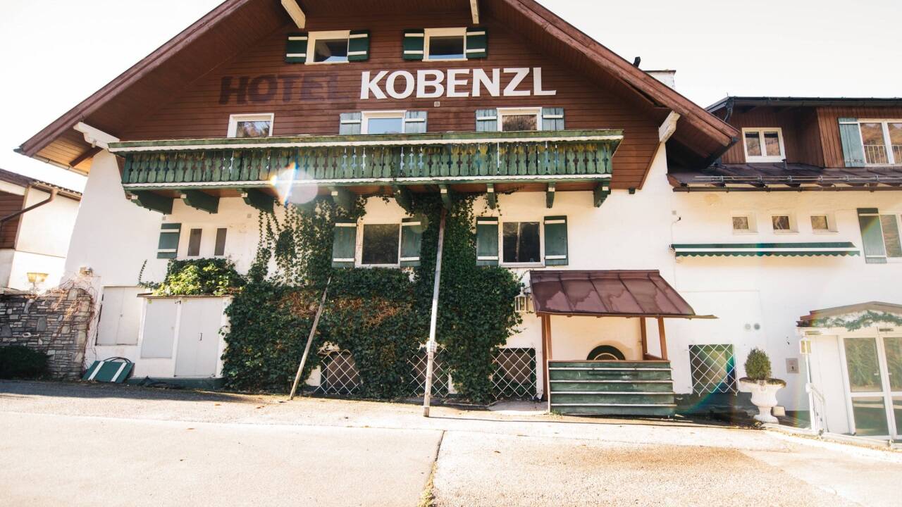 Seit ein paar Jahren steht das Kobenzl auf dem Salzburger Gaisberg leer. Die Bilder stammen aus dem November 2022.  