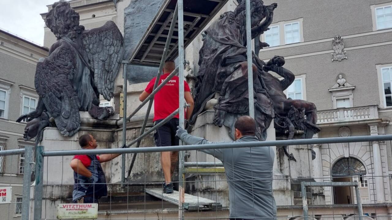 Seit Montag wird die „Weisheit“ am Salzburger Domplatz eingerüstet.  