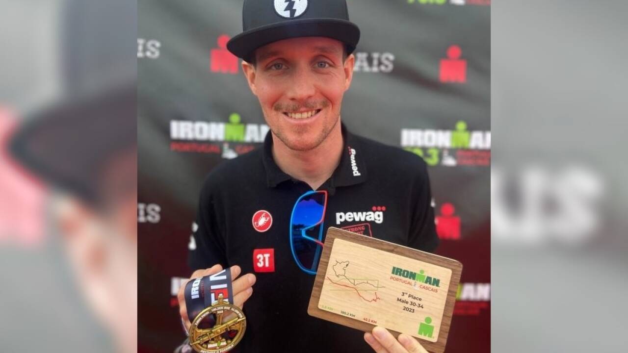 Mit Bronzemedaille beim Ironman in Portugal.  