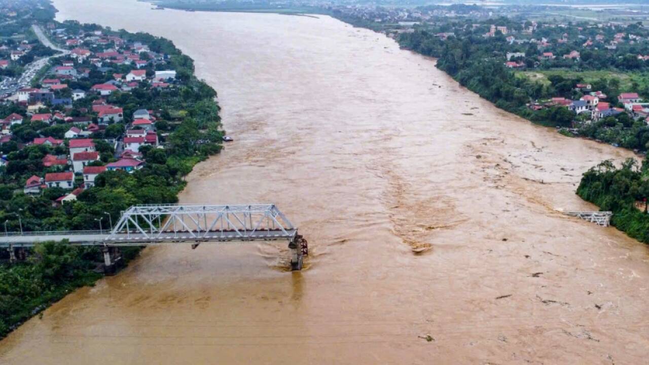 Brücke in Fluss gestürzt und Menschen vermisst 