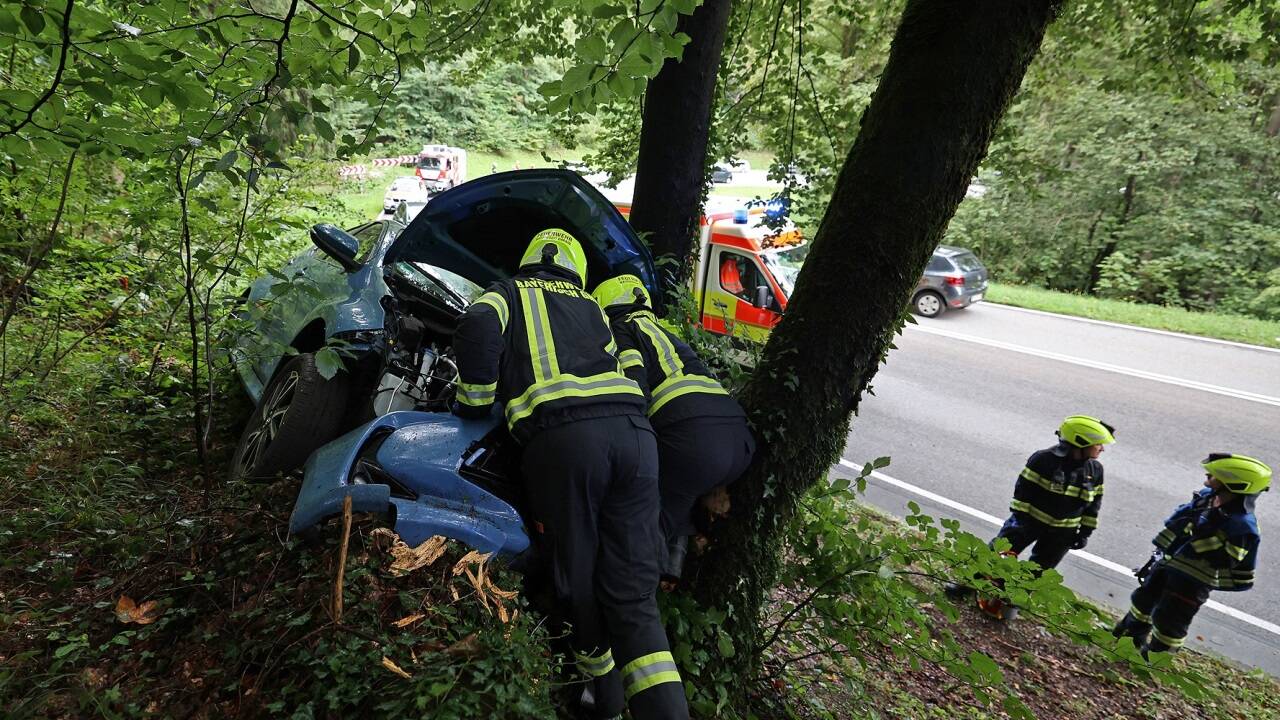 Die Pkw-Lenkerin kam von der B20 ab. Das Auto prallte gegen einen Baum.  