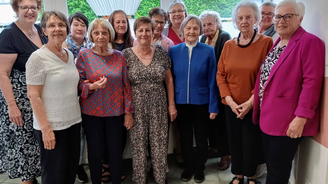 20-Jahr-Feier der Selbsthilfegruppe in St. Johann im Pongau. Hinten links: Manuela Wacheck, Gruppenleiterin und Vorstandsmitglied der Rheumaliga. Am 12. Oktober ist Welt-Rheuma-Tag in Salzburg mit gratis Vorträgen. 