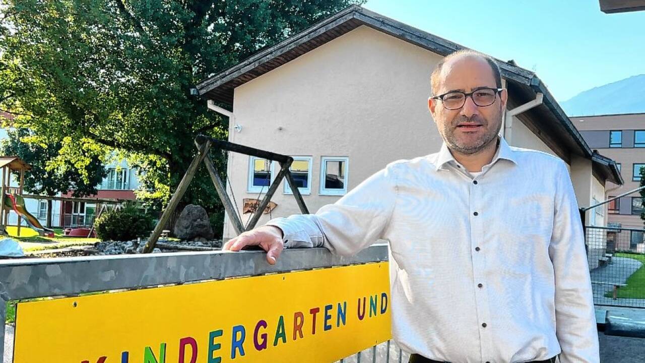Im Sommer 2025 wird das alte Kindergartenhaus (im Hintergrund hinter Bgm. Martin Dietrich) abgerissen, danach beginnt der Bau des neuen Kindergartengebäudes angrenzend an das Seniorenheim.  Bild: sw/petry  