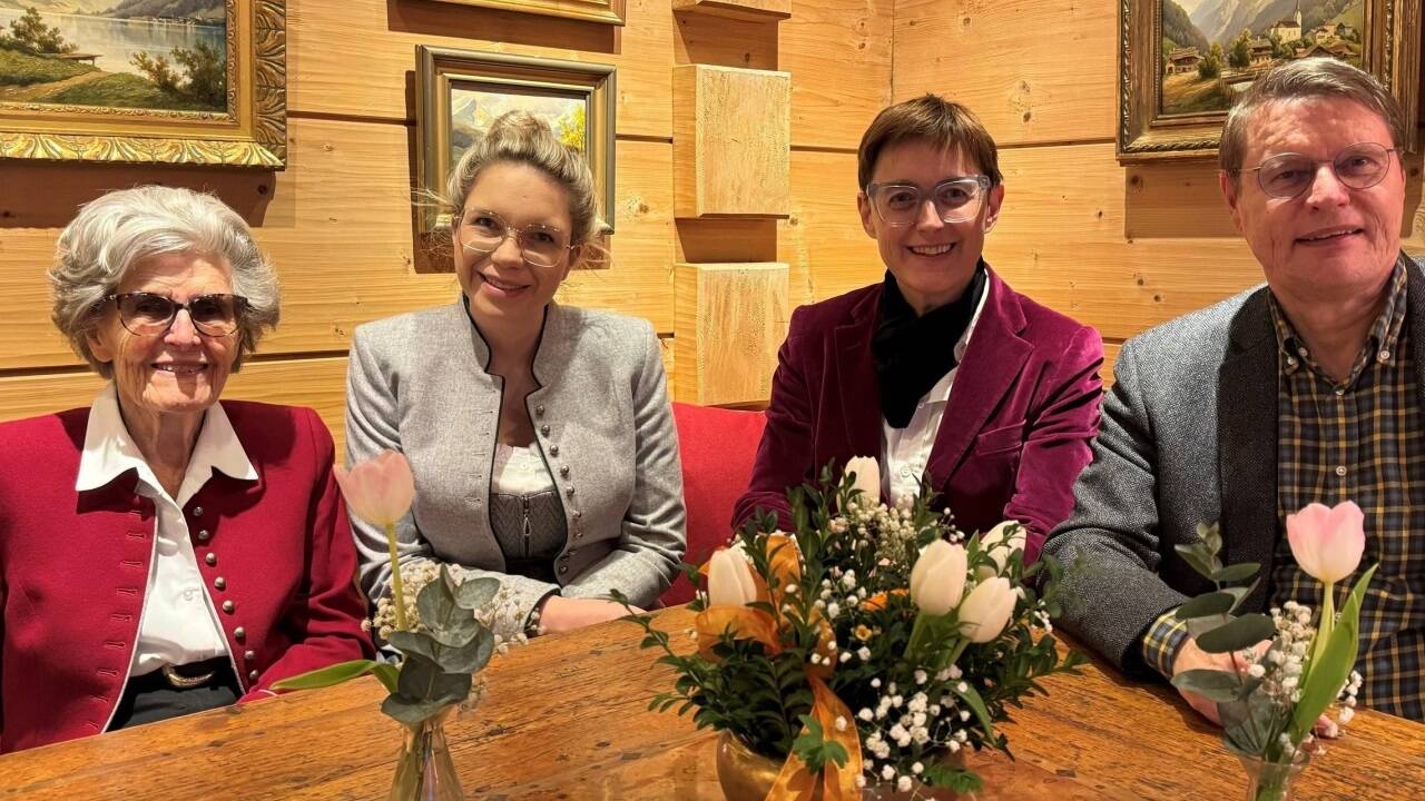 Staffelübergabe (von links): Gisela Holleis, Melanie Scheffenacker, Bettina Tiefenbacher und Wilfried Holleis.  