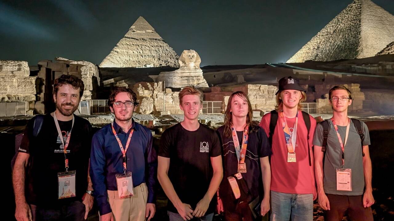 Das österreichische Team in Ägypten (von links): Wolfgang Thaller (Co-Teamleader und Leiter des OCG-Arbeitskreises IOI), Teilnehmer Raphael Heuchl, Teilnehmer Nik Sauer, Matthias Pleschinger mit seiner Bronzemedaille, Martin Bierbaumer mit seiner Silbermedaille und IOI-Austria-Teamleader Sebastian Schulze. 