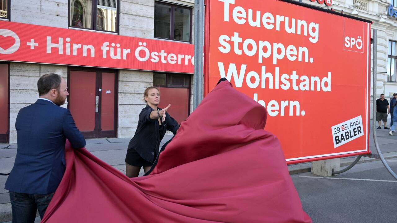 SPÖ-Bundesgeschäftsführer Klaus Seltenheim und eine Parteimitarbeiterin enthüllen ein SPÖ-Wahlplakat. 