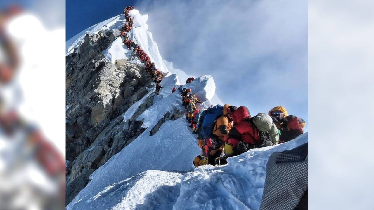„Anstellen“ vor dem Gipfel des Mount Everest 2019. 