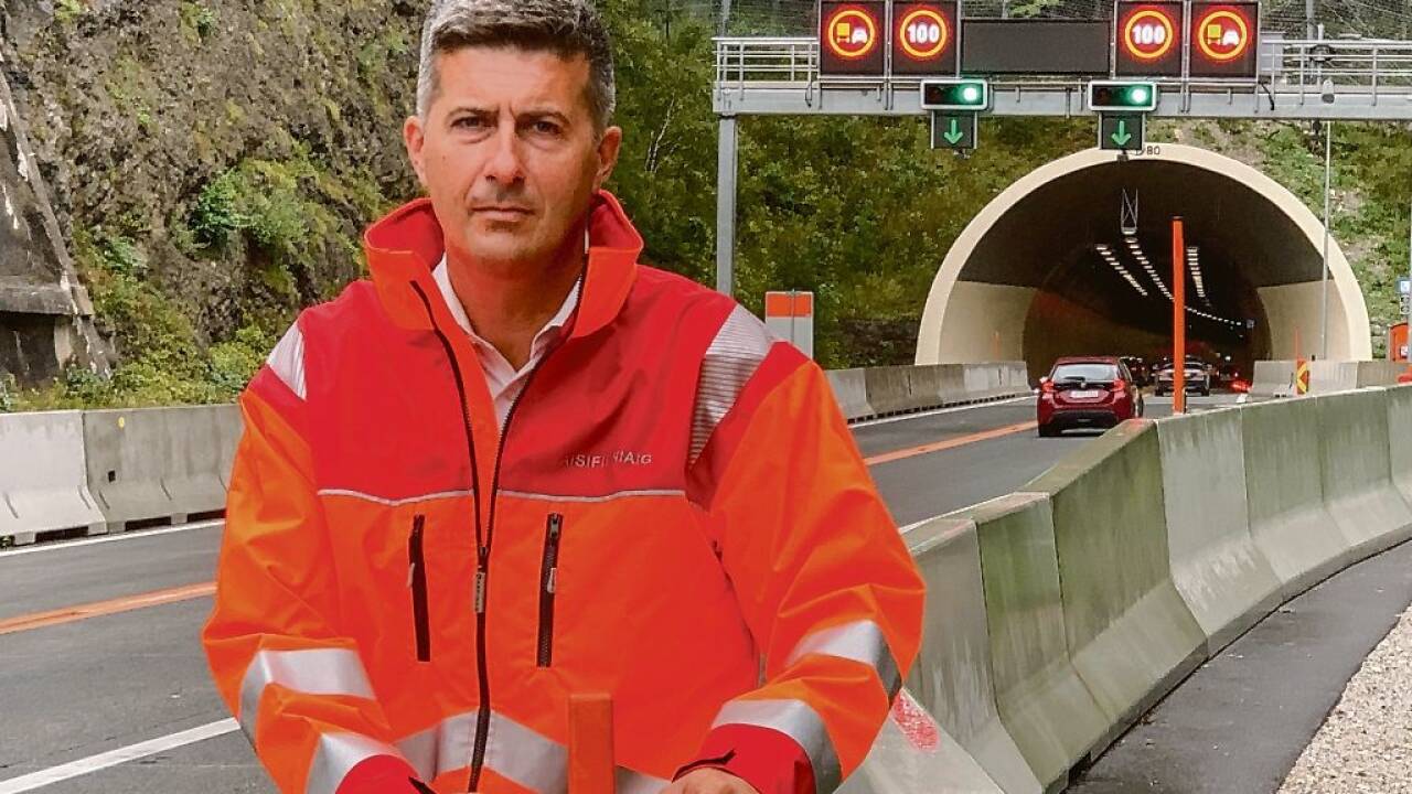 Asfinag-Projektleiter Hanspeter Treichl vor dem Nordportal des Ofenauer Tunnels, welcher in Fahrtrichtung Villach bereits in der ersten Phase der A-10-Tunnelsanierung auf den neuesten Stand der Technik gebracht wurde. Bild: sw/Leinich 