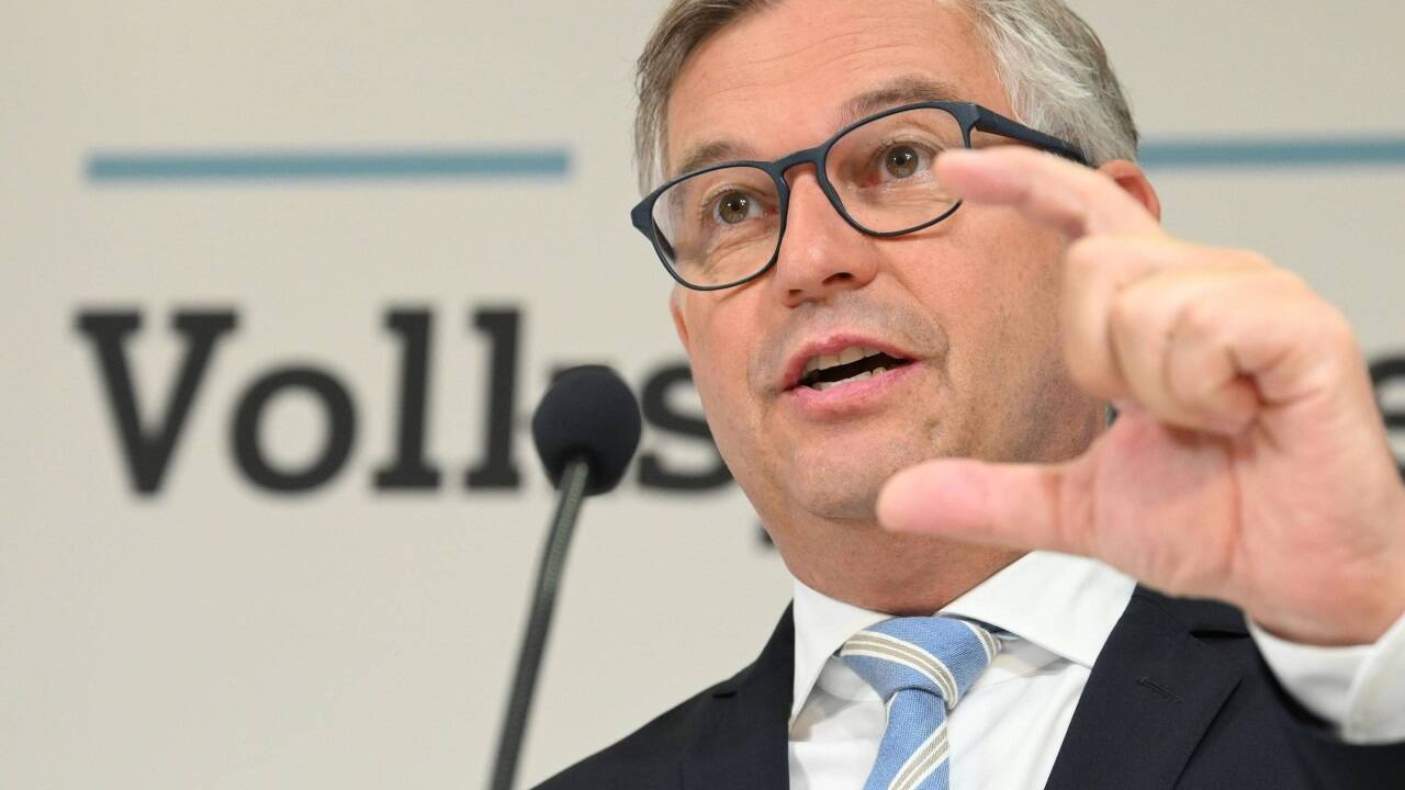 Noch-Finanzminister Magnus Brunner (ÖVP) ärgert seinen Noch-Koalitionspartner, die Grünen.  