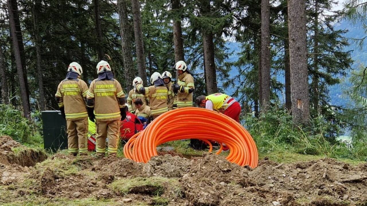 Einsatzkräfte am Unglücksort. 
