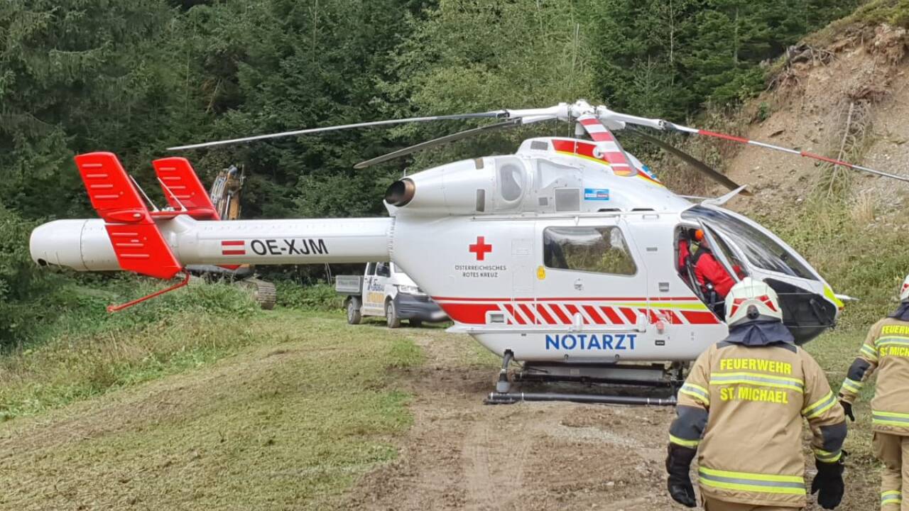 Einsatzkräfte am Unglücksort. 