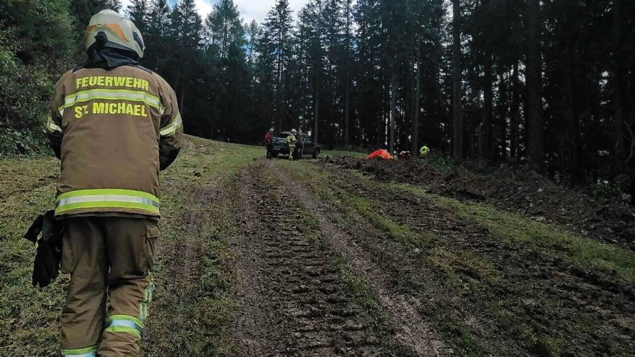 Einsatzkräfte am Unglücksort. 