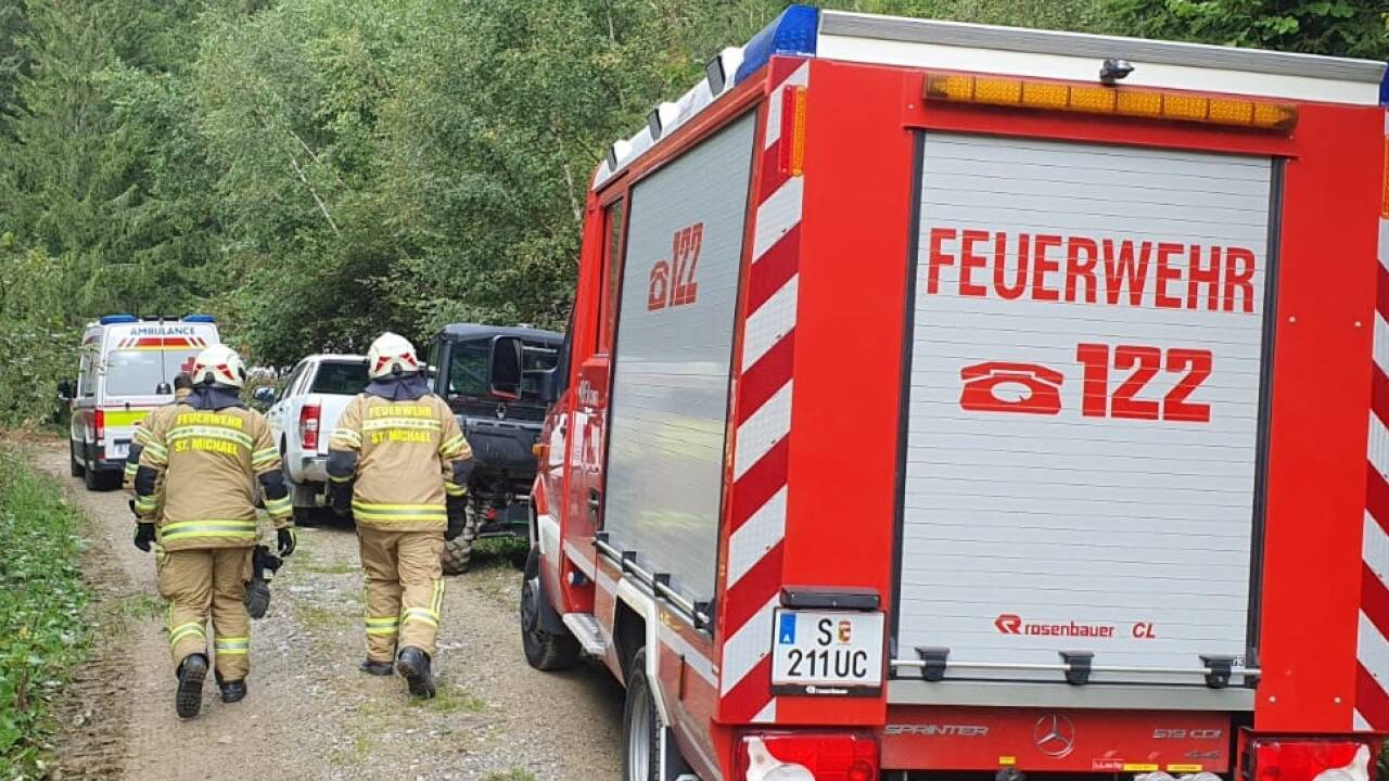 Einsatzkräfte am Unglücksort. 