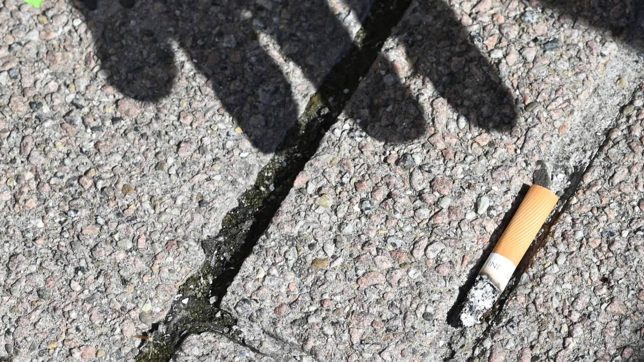 Tschickstummel liegen allerorten.   Tschickstummel liegen allerorten.
