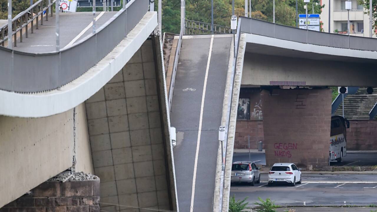 Ein tiefer Knick machte die Brücke über die Elbe unpassierbar 
