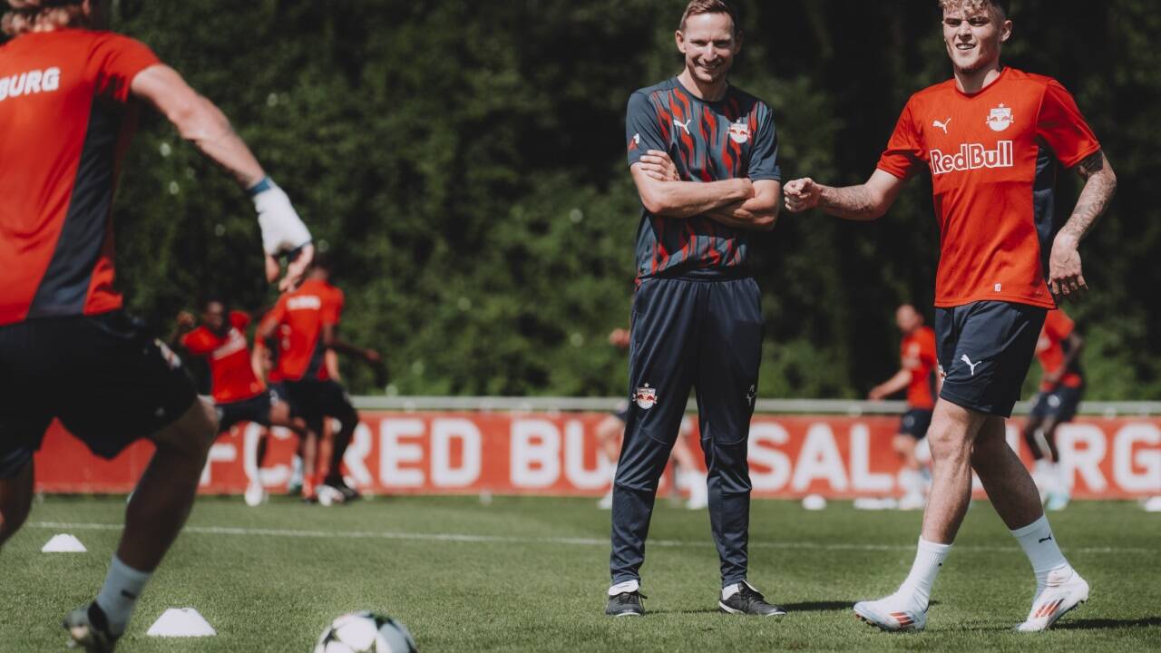 Pep Lijnders, im Bild mit Neuzugang Bobby Clark, steht im Mittelfeld ein Überangebot an Spielern zur Verfügung. 
