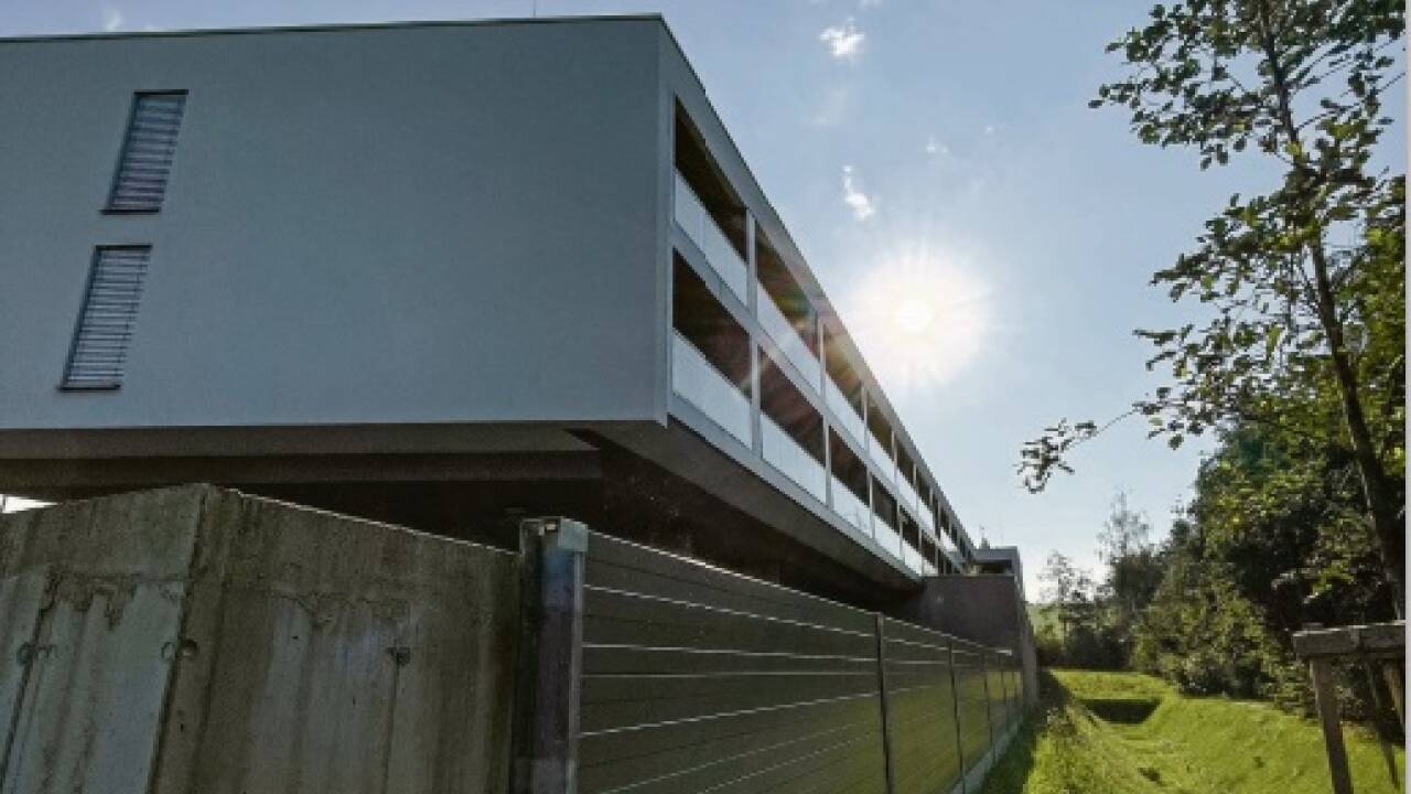 Das neue Gebäude ist ein Nullenergiehaus. 