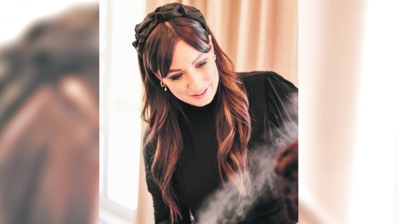 Angela Hubmann lebt in Henndorf und führt ihren Friseursalon „Make me up“ in Seekirchen. 