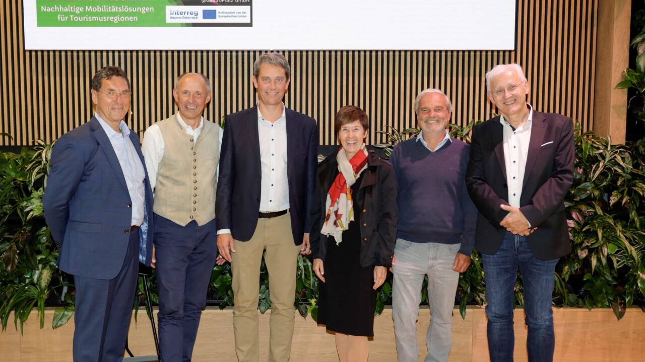 Die Hauptpersonen der ersten Infoveranstaltung (v. l.): Moderator Kurt Luger (Universität Salzburg), Leo Bauernberger (SalzburgerLand Tourismus), Johannes Gfrerer (Verkehrsverbund Salzburg), Tourismusberaterin Brigitte Hainzer, Bartl Wimmer (Zweckverband Bergerlebnis Berchtesgaden) und Verkehrsexperte Günther Penetzdorfer. 