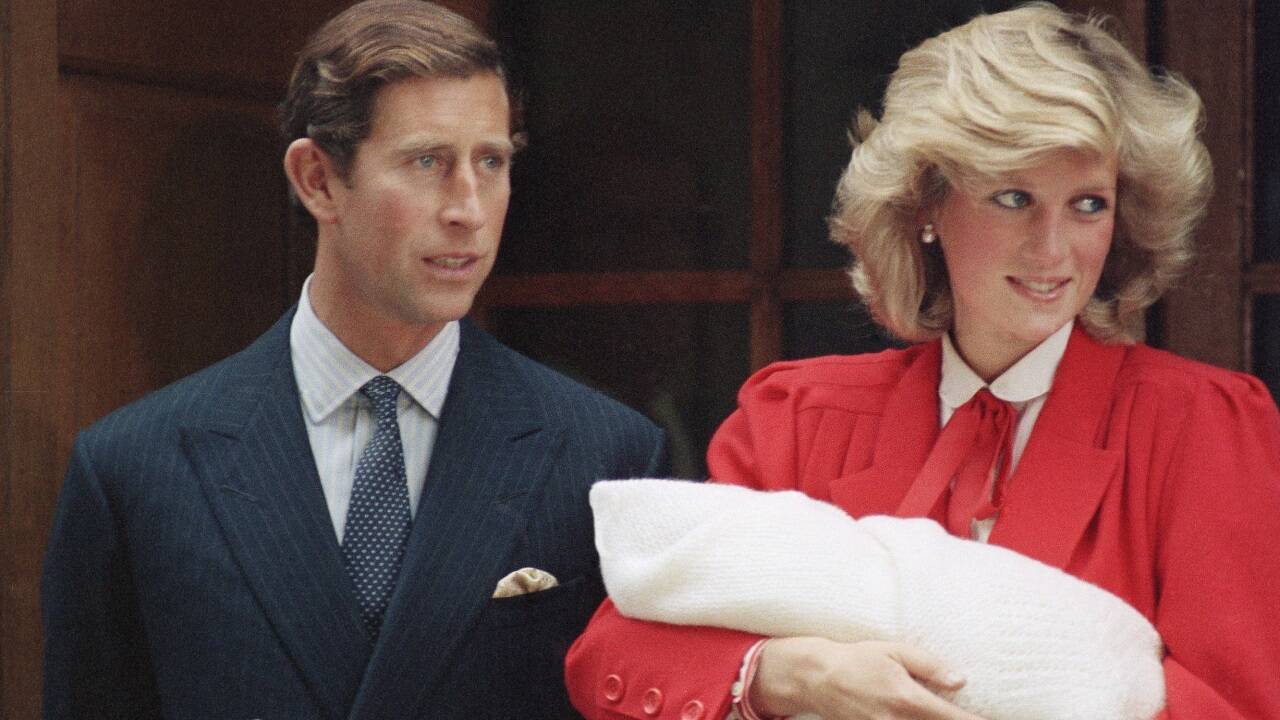 Prinz Harry nach der Geburt mit seinen Eltern. 