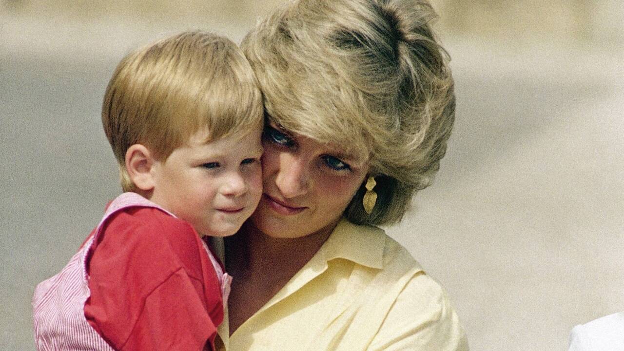 Harry im Alter von knapp drei Jahren auf dem Arm seiner Mutter Diana. 