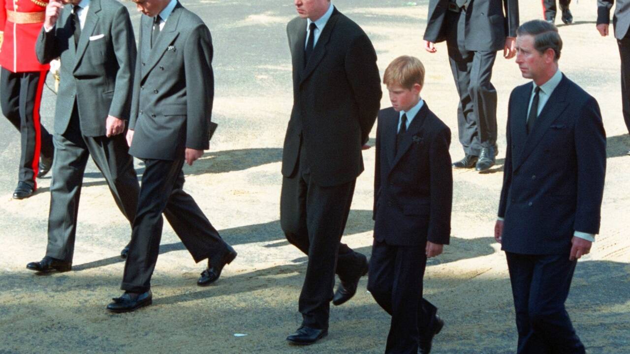 Diana starb am 31. August 1997 bei einem Autounfall in Paris. Beim Begräbnis am 6. September in London folgten ihre Söhne, ihr Bruder, Prinz Charles und sein Vater dem Sarg. Harry war damals zwölf Jahre alt. 