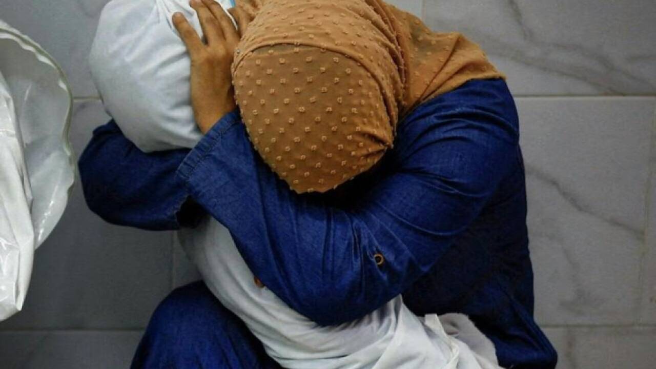 Mohammed Salem machte das "World Press Photo" des Jahres 2024: Es zeigt Inas Abu Maamar (36). Die Frau aus Palästina wiegt den Körper ihrer Nichte Saly (5), die zusammen mit vier weiteren Familienmitgliedern getötet wurde, als eine israelische Rakete in ihr Zuhause einschlug. Khan Younis, Gaza, 17. Oktober 2023  Mohammed Salem machte das 'World Press Photo' des Jahres 2024: Es zeigt Inas Abu Maamar (36). Die Frau aus Palästina wiegt den Körper ihrer Nichte Saly (5), die zusammen mit vier weiteren Familienmitgliedern getötet wurde, als eine israelische Rakete in ihr Zuhause einschlug. Khan Younis, Gaza, 17. Oktober 2023