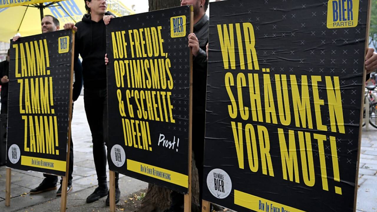 Wlazny inmitten seiner Wahlplakate 