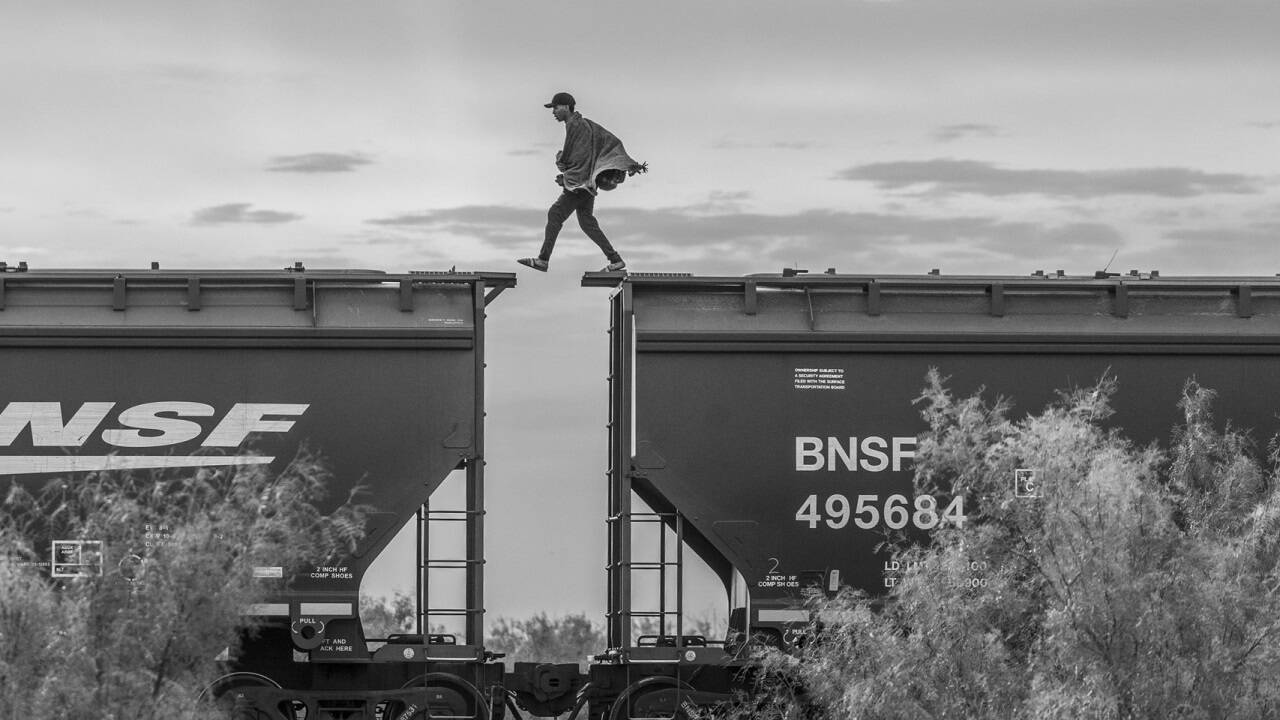Ein Migrant läuft in Mexiko auf einem Güterzug namens „The Beast“. Migranten und<br />Asylsuchenden fehlen oft die finanziellen Mittel, um einen Schleuser zu bezahlen. Sie greifen daher auf Güterzüge zurück, um die Grenze zu den Vereinigten Staaten zu erreichen, obwohl das sehr gefährlich ist. Piedras Negras, Mexiko, 8.Oktober 2023.  Ein Migrant läuft in Mexiko auf einem Güterzug namens „The Beast“. Migranten und<br />Asylsuchenden fehlen oft die finanziellen Mittel, um einen Schleuser zu bezahlen. Sie greifen daher auf Güterzüge zurück, um die Grenze zu den Vereinigten Staaten zu erreichen, obwohl das sehr gefährlich ist. Piedras Negras, Mexiko, 8.Oktober 2023.
