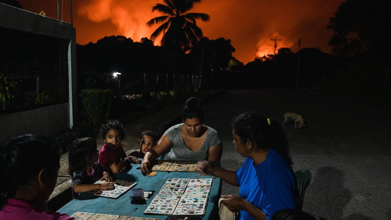 Nachbarn spielen in Venezuela Tierlotto unter einem von Gasfackeln beleuchteten Himmel. Punta de Mata, Venezuela, 5. November 2022.  Nachbarn spielen in Venezuela Tierlotto unter einem von Gasfackeln beleuchteten Himmel. Punta de Mata, Venezuela, 5. November 2022.
