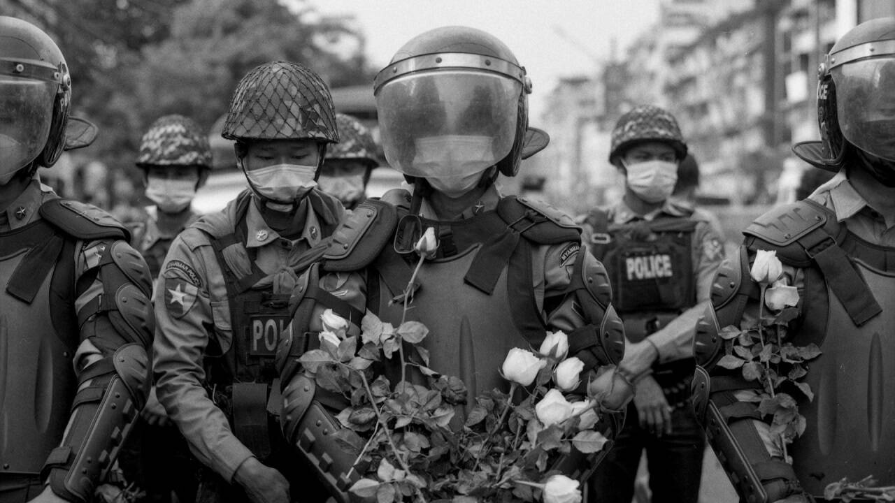Anti-Putsch-Demonstranten überreichten der Bereitschaftspolizei in Myanmar Blumen und sagten: „Sie sind die Polizei des Volkes.“. Yangon, Myanmar, 6. Februar 2021  Anti-Putsch-Demonstranten überreichten der Bereitschaftspolizei in Myanmar Blumen und sagten: „Sie sind die Polizei des Volkes.“. Yangon, Myanmar, 6. Februar 2021