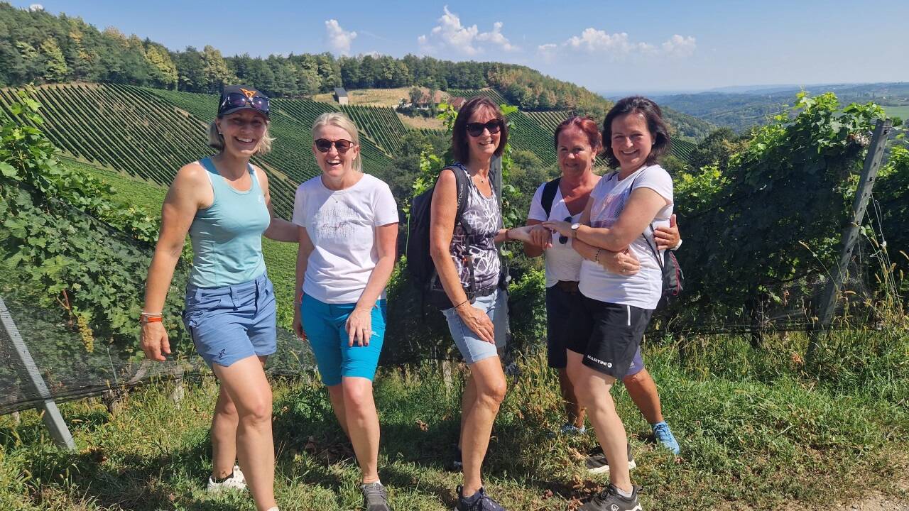 Ursula, Elke, Marianne, Andrea und Anni bei ihrer Weinwanderung in der Südsteiermark Anfang August.  
