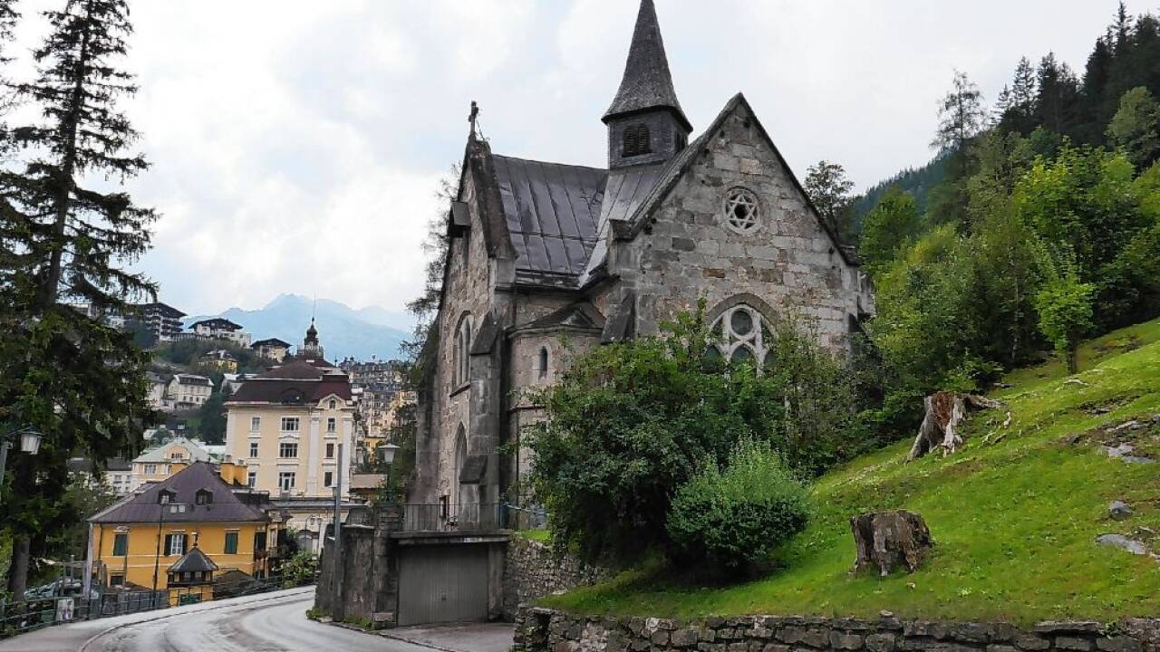 Blick auf die Evangelische Kirche in Bad Gastein.  