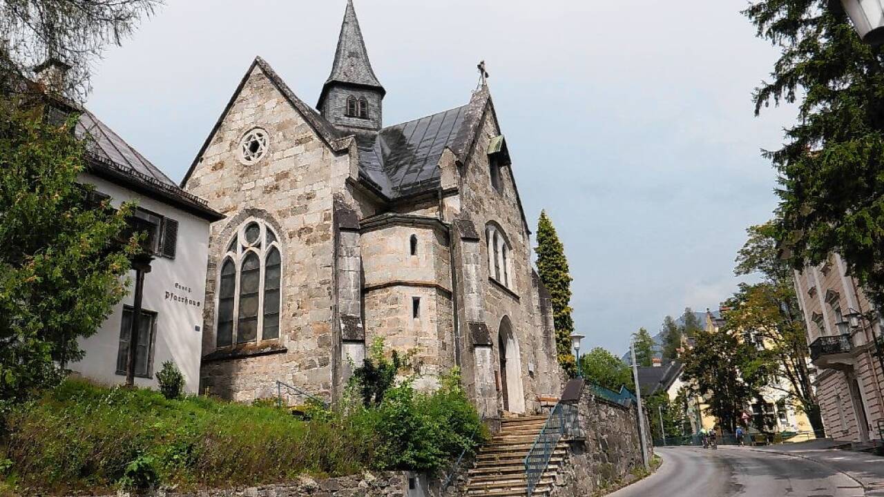 Blick auf die Evangelische Kirche in Bad Gastein.  