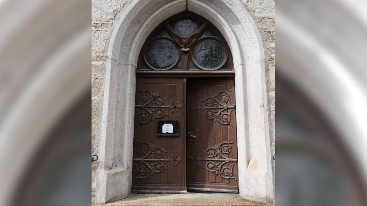 Das Portal der Evangelischen Kirche in Bad Gastein.  