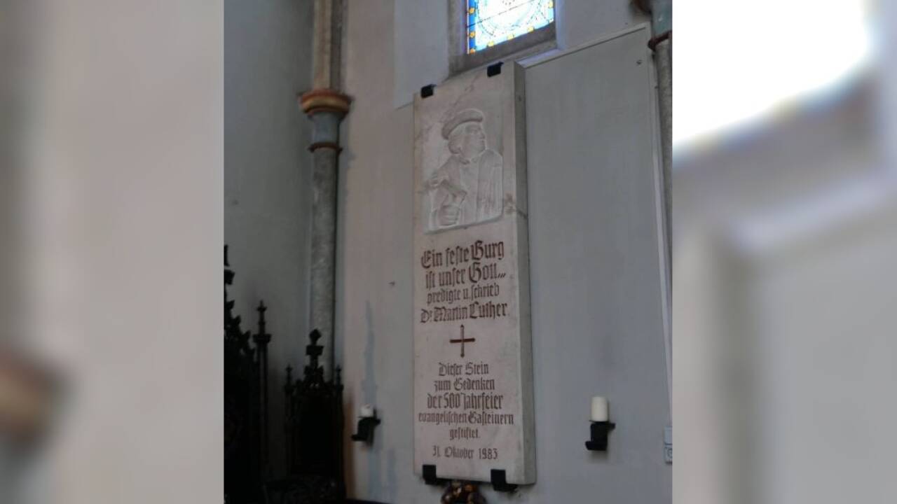 Ein Gedenkstein an die vertriebenen Protestanten und Protestantinnen des Gasteiner Tals.  