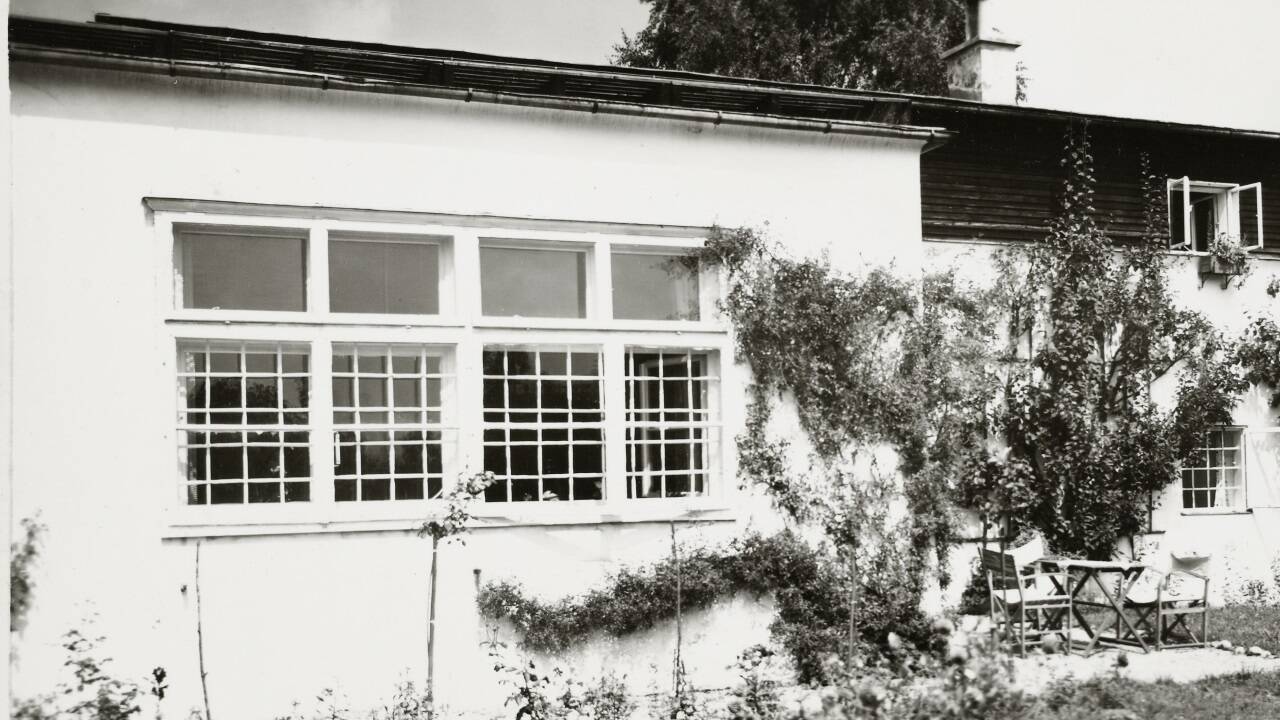 Das Atelierhaus in Anif, wo die Künstlerin Helene von Taussig von 1934 bis 1940 gelebt und gearbeitet hat. Das Gebäude wurde während der NS-Zeit „entjudet“ und nach dem Zweiten Weltkrieg abgerissen.  