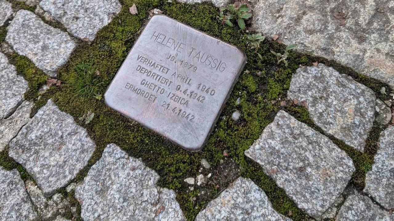In Anif vor der Pfarrkirche wurde im Jahr 2014 ein Stolpestein für Helene Taussig verlegt.  