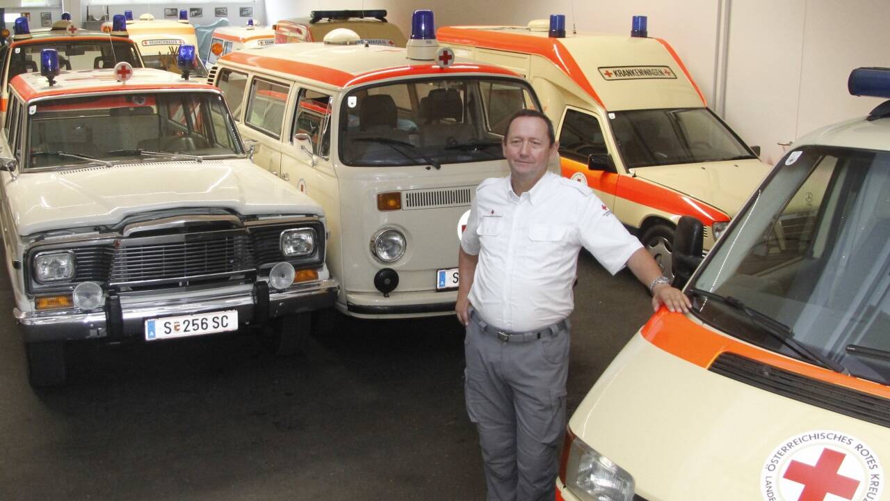 Kustos Peter Schober in der Garage ausgedienter RK-Fahrzeuge in Elixhausen – wo unter anderem ein Jeep Wagoneer steht, mit dem er bei einem Traktorunfall wichtige Erste Hilfe leisten konnte. Kustos Peter Schober in der Garage ausgedienter RK-Fahrzeuge in Elixhausen – wo unter anderem ein Jeep Wagoneer steht, mit dem er bei einem Traktorunfall wichtige Erste Hilfe leisten konnte.