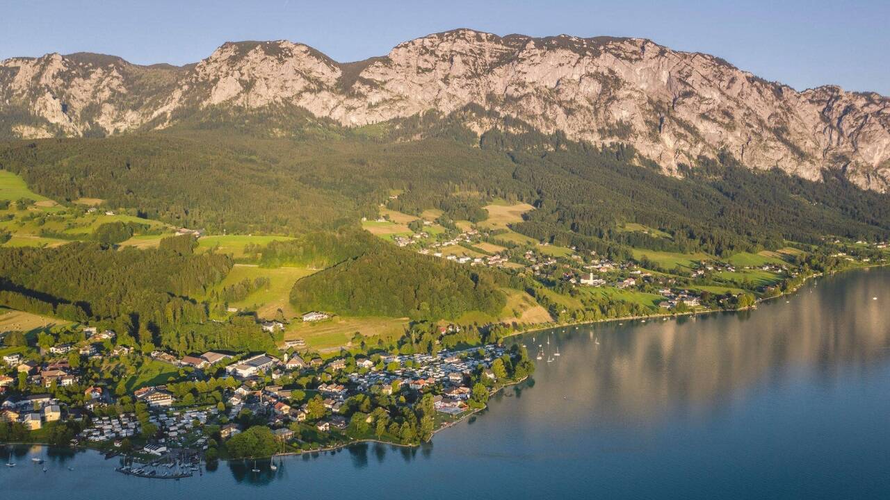 Die Attraktivität schafft auch Probleme: das Attersee-Ostufer in Steinbach. 