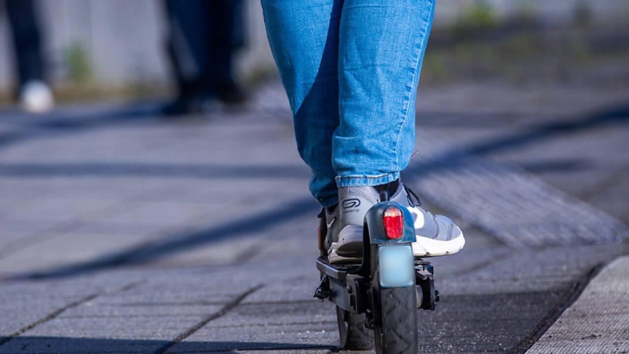 Akku von einem E-Roller soll zu brennen begonnen haben (Symbolbild)  Akku von einem E-Roller soll zu brennen begonnen haben (Symbolbild)